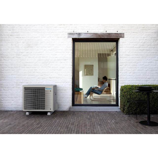 Daikin Emura RXJ-A9 vanjska jedinica u prostoru